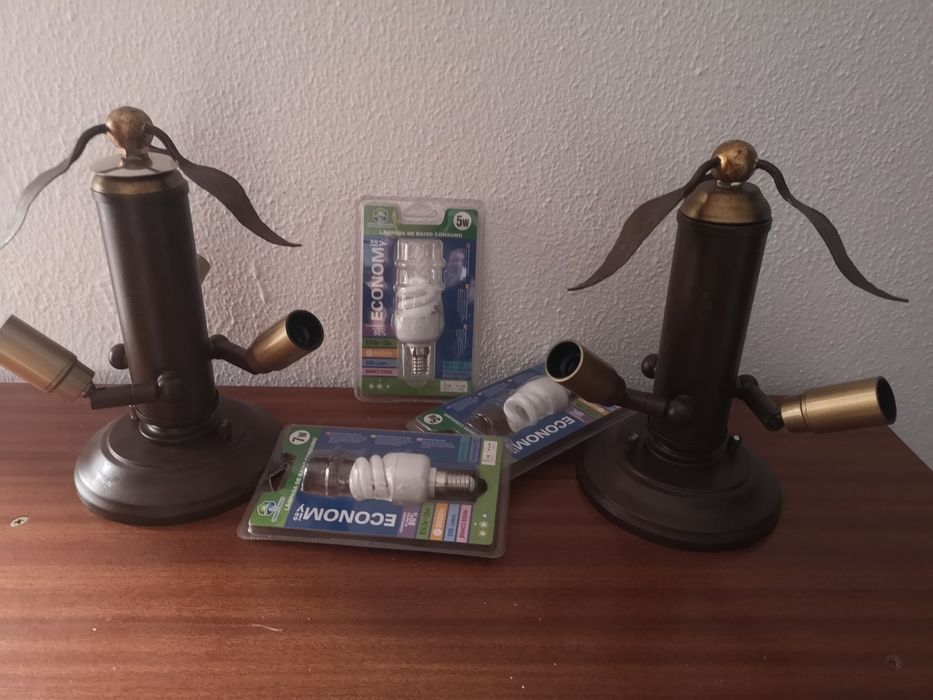 Dois candeeiros de teto