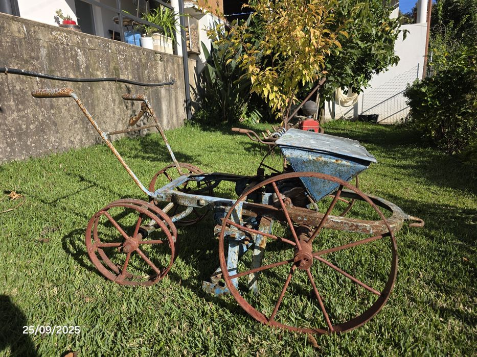 Bomba e semeador antiga para ornamento