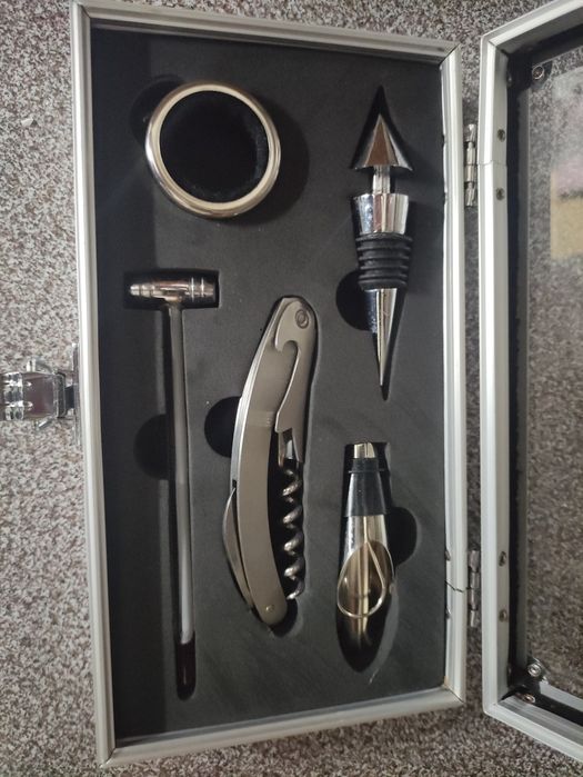Estojo de vinho com vários utensílios