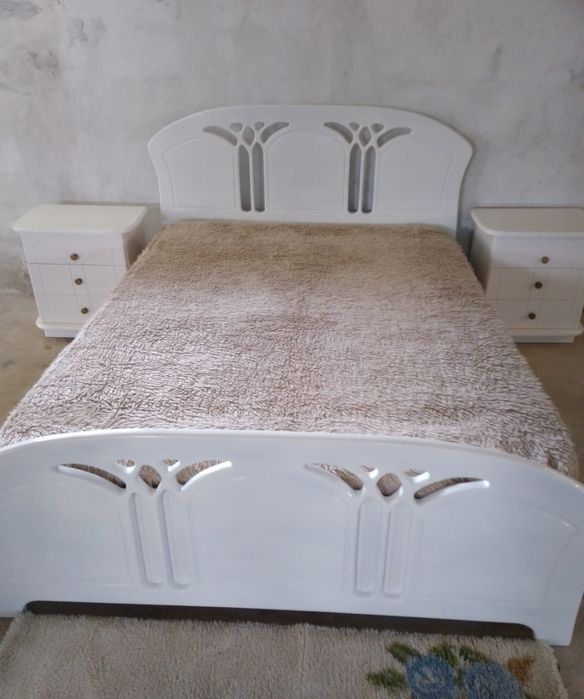 Cama de casal com mesas de cabeceira