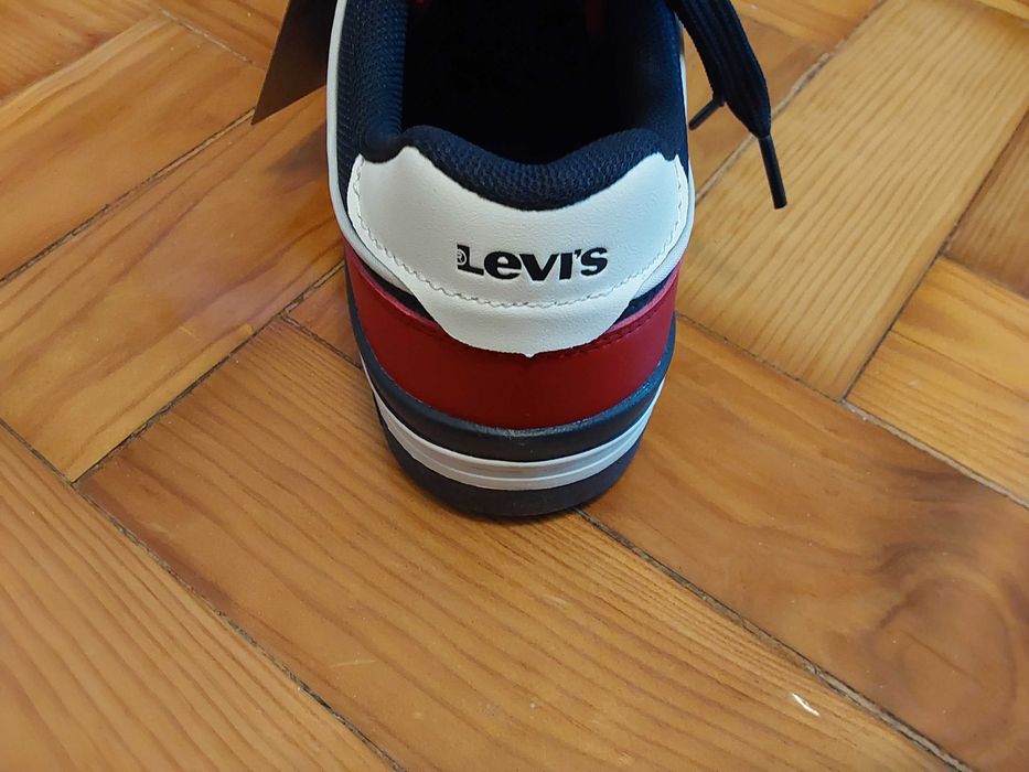 Sapatilhas Azuis Levi's.