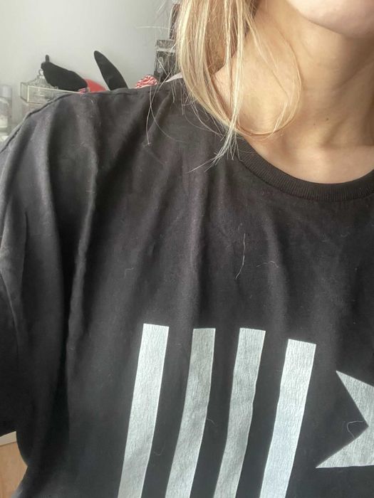 T-shirt homem Bershka, uso como blusa muito larga com calções.