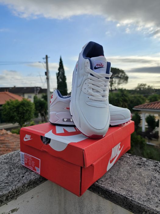 Nike Air Max 90
Branco/Azul/Vermelho -
Tamanho 42 -