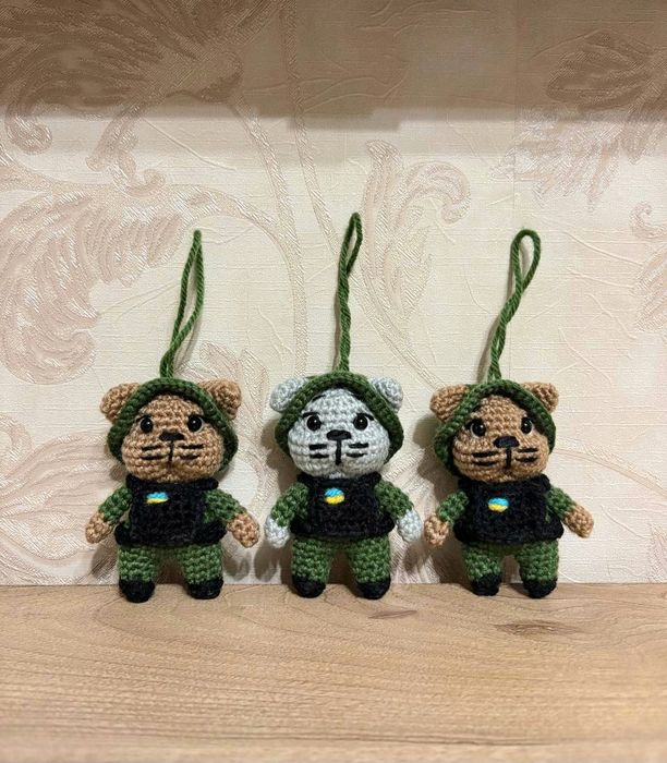 В'язані іграшки -котики захисники