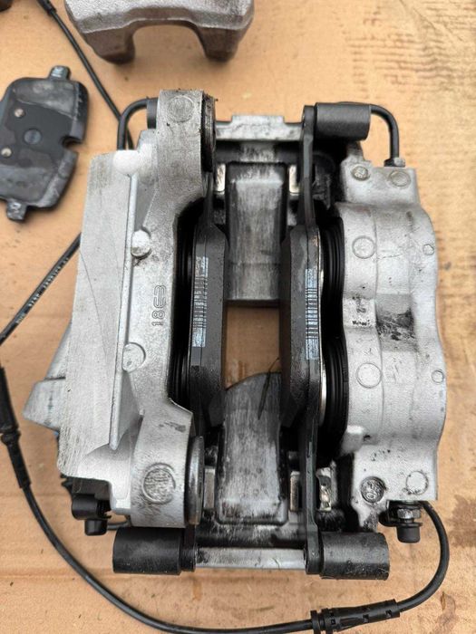 Продам комплект суппортов с тормозными колодками