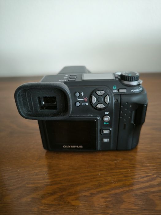 Máquina Olympus Camedia E-100Rs
