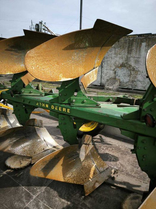 Плуг оборотний John deere
