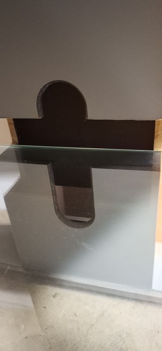 Móvel de tv com prateleira em vidro