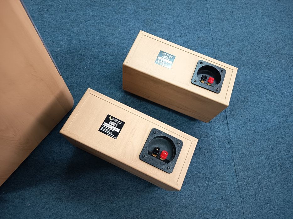 Subwoofer e duas colunas frontais Infinity