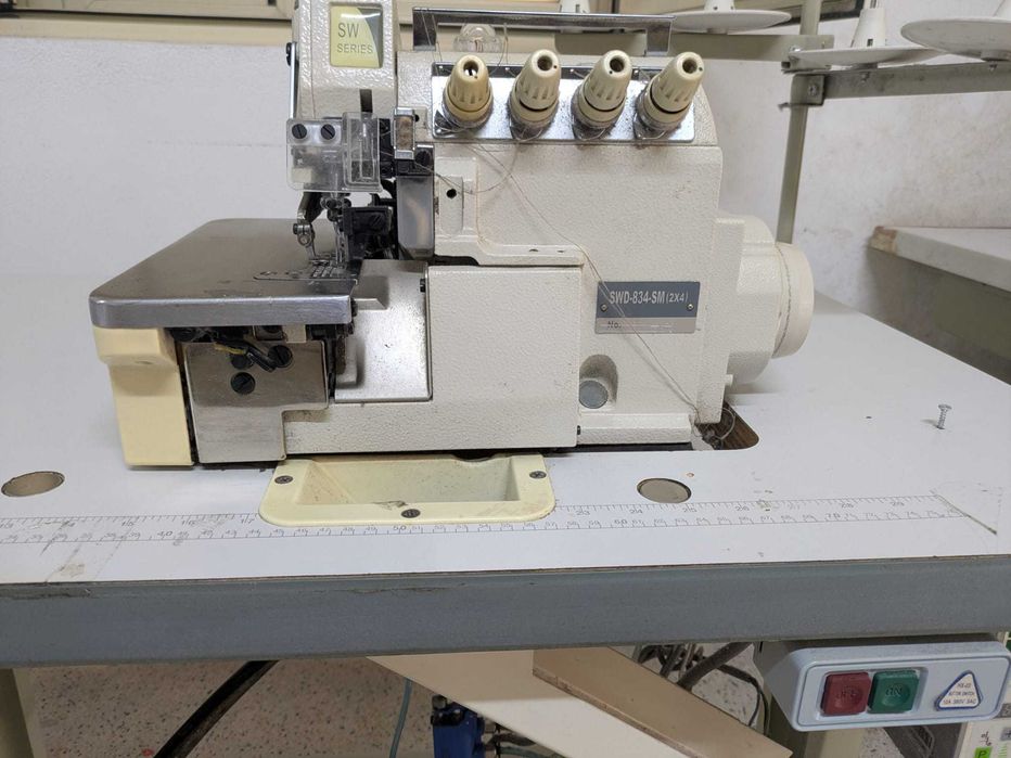Maquina de corte e cose com aspiração