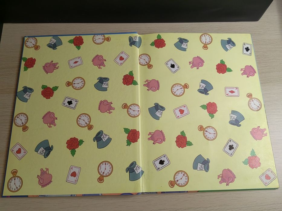 Livro ilustrado "Alice no País das Maravilhas"