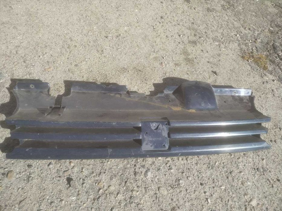 Решетка радиатора Пежо 405