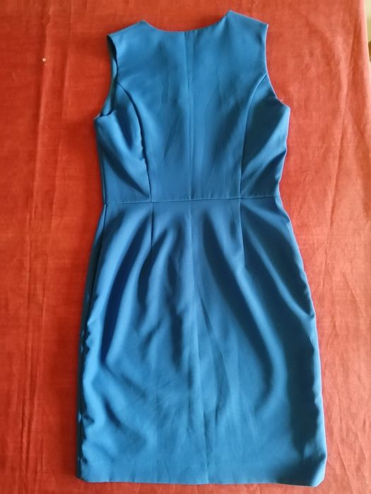 Vestido clássico azul marinho. Assenta muito bem no corpo. Tamanho: 36