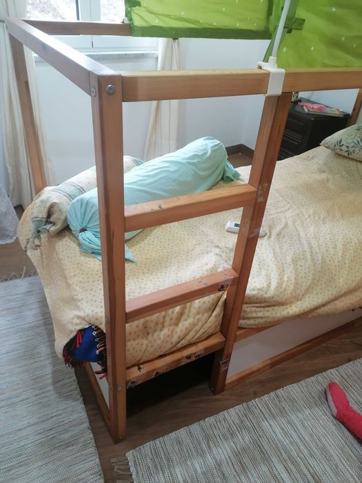 Cama de criança com cobertura