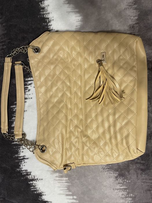 Beżowa torebka z paskiem