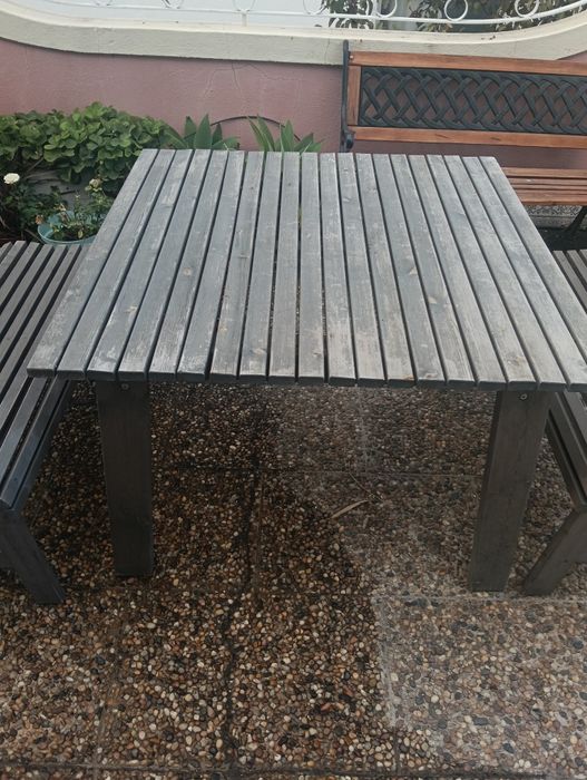 Mesa de jardim com 2 bancos