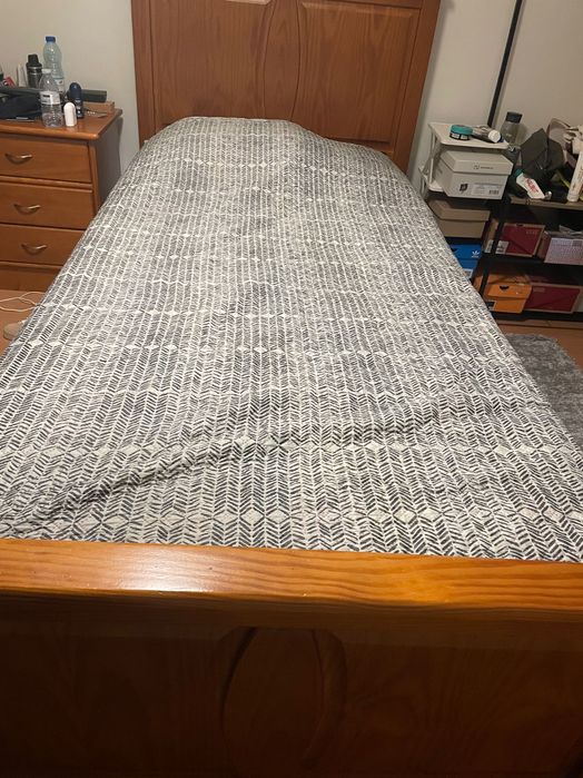 Cama de solteiro com colchão e mesa cabeceira, madeira maciça
