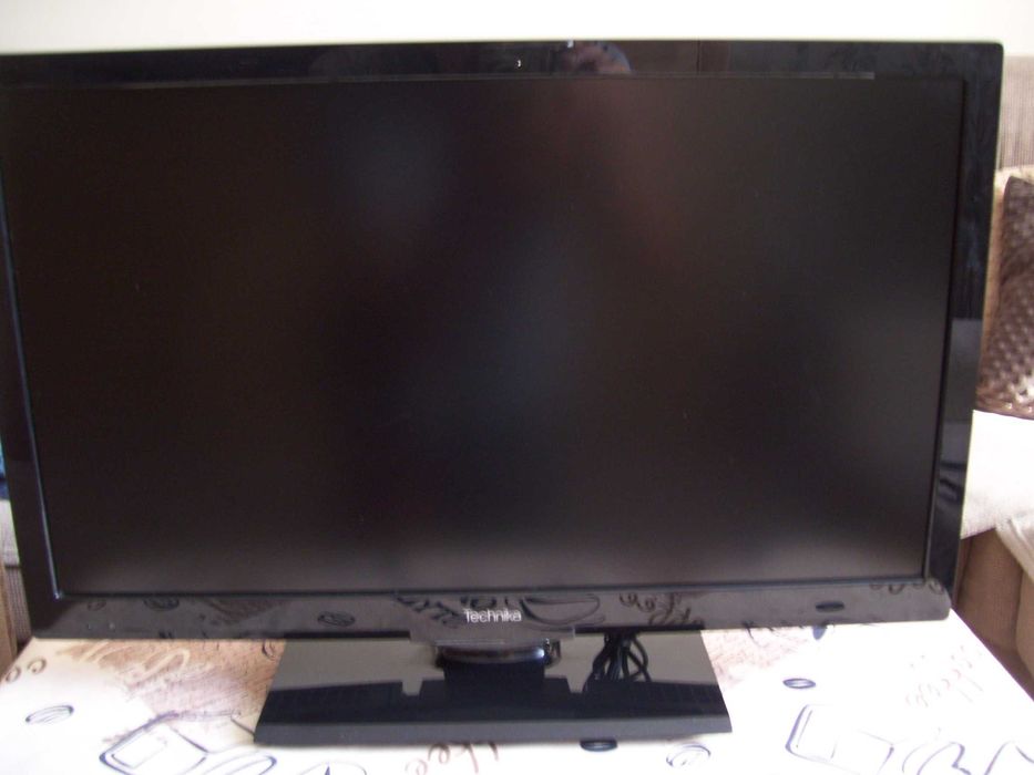 Telewizor technika 15'' z pilotem w bardzo dobrym stanie.