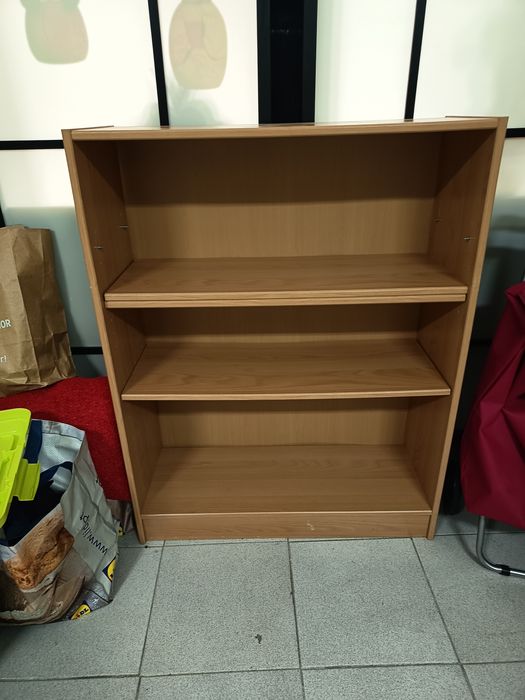 Estante Ikea com prateleiras