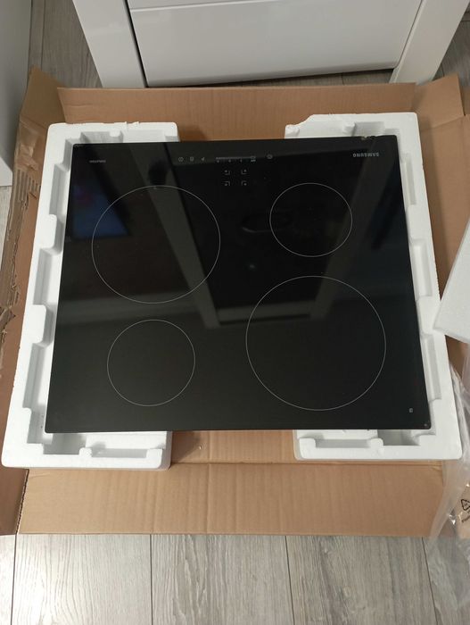 Doskonała płyta indukcyjna z małą wadą zewnętrzną. Działa idealnie!