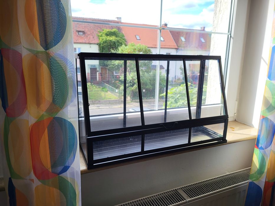 Szklarnia na parapet Ikea