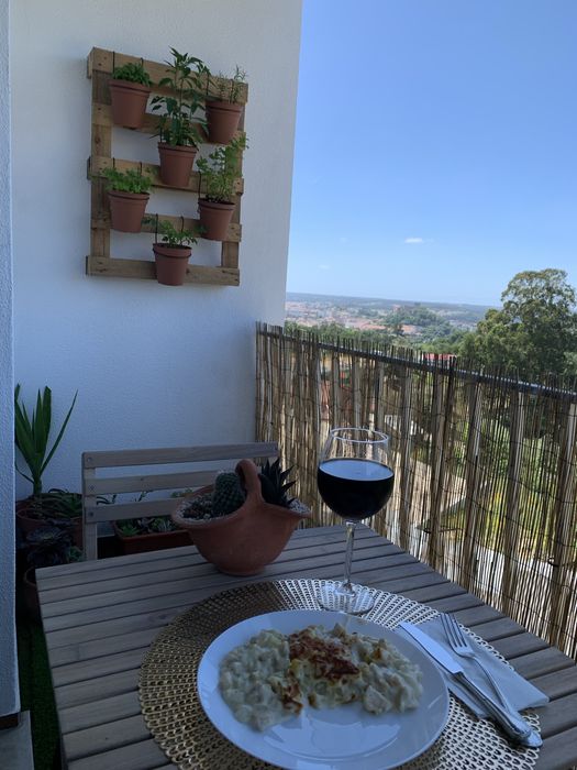 Quarto com varanda vista para o castelo