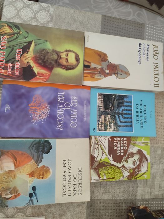 Vários livros religiosos