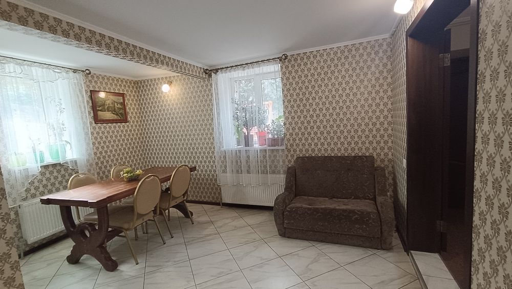Сучасний будинок у Чугуєві з ландшафтним двором