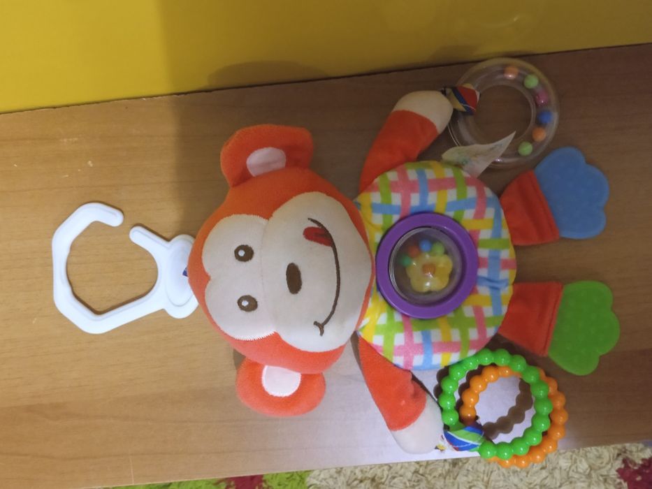 Игрушки на детскую коляску ,кроватку , лот .