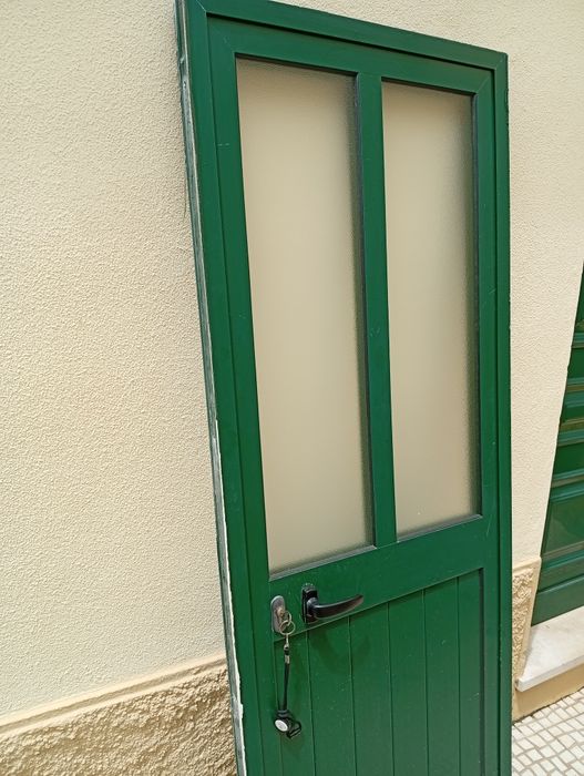 Porta em alumínios verde usada