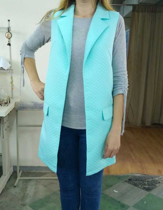 Распродажа. Фирменный жилет-накидка