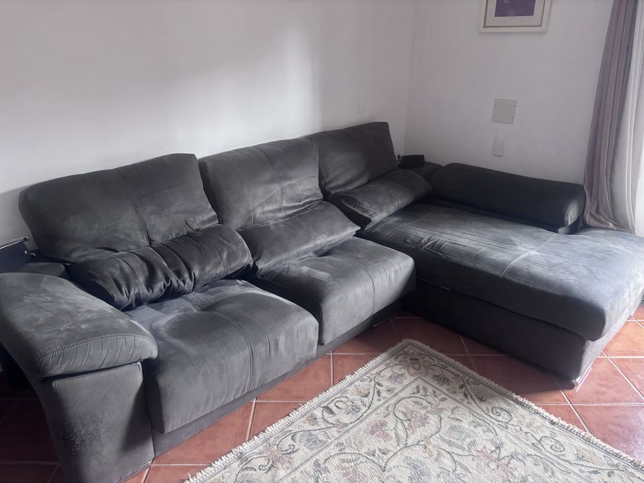 Sofa reclinavel e com assentos extensiveis. .