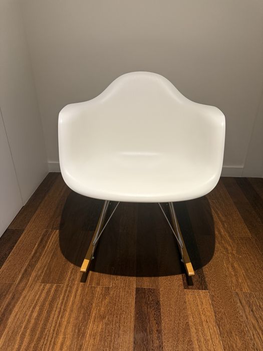 Cadeira Eames Plastic Armchair RE RAR, da VITRA
