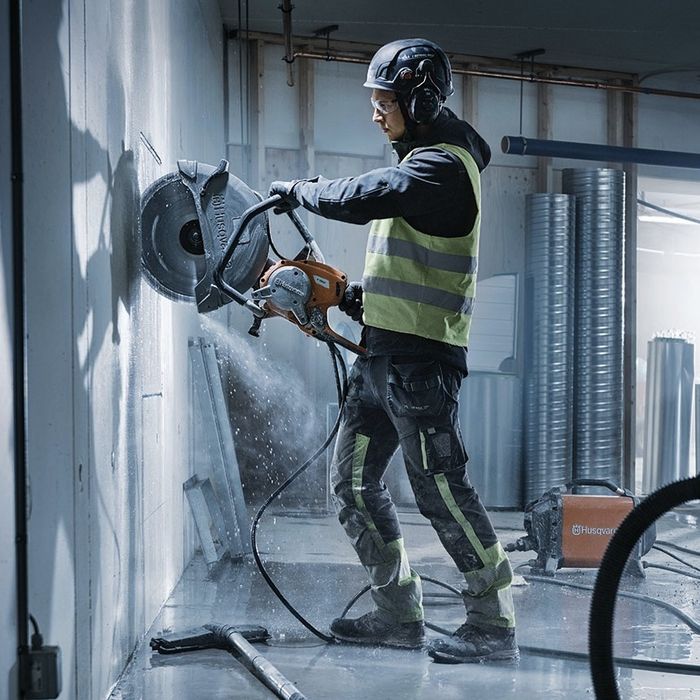 Резка бетона пилой. Проем в стене, в перекрытии. Демонтаж плит, бетона ...