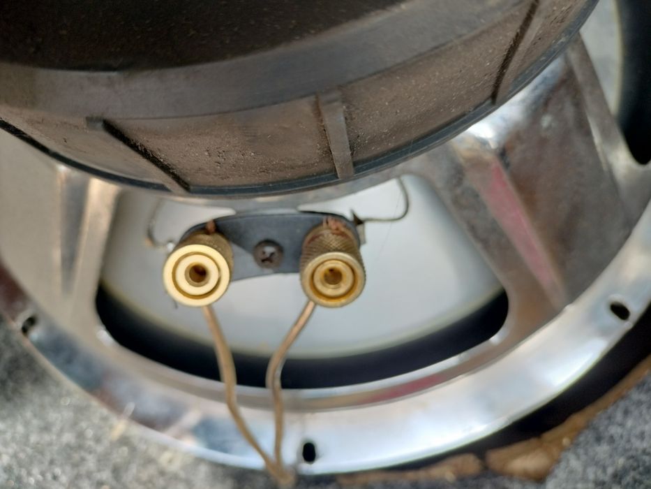 Subwoofer Philips 30 cm. 400 W  4 ohm ze skrzynią