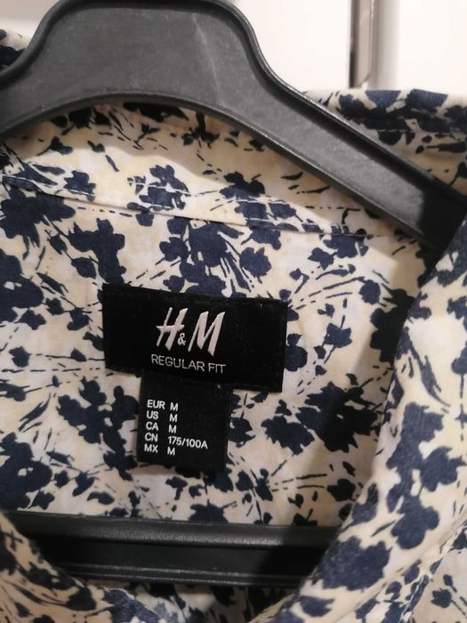 Camisa HM padrão branco azul e bejr