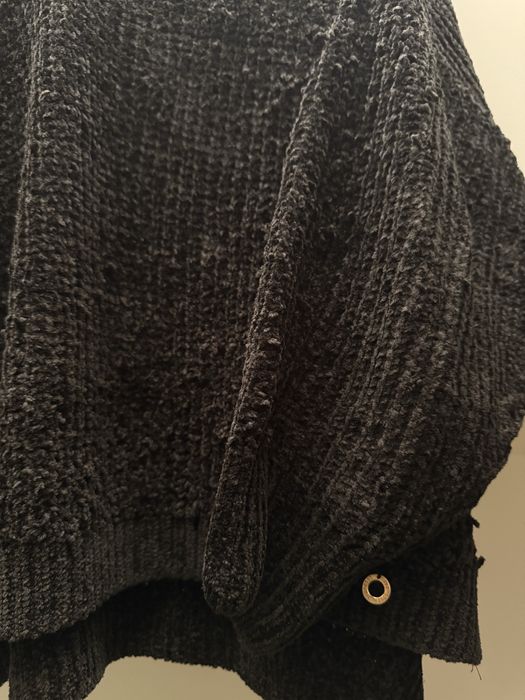 Sweter czarny Cocomore z dekoltem w serek