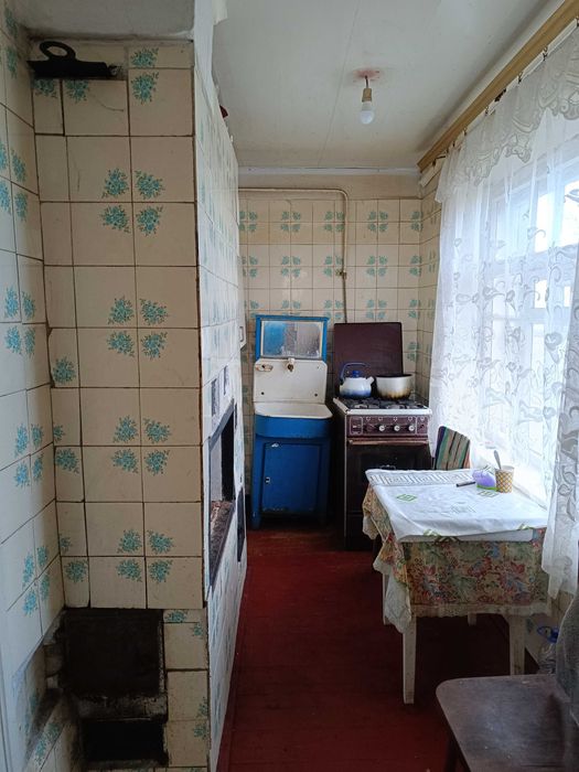 Здається 1-кімн. житло р-н 12школи, туалет та вода в дворі для 1хлопця