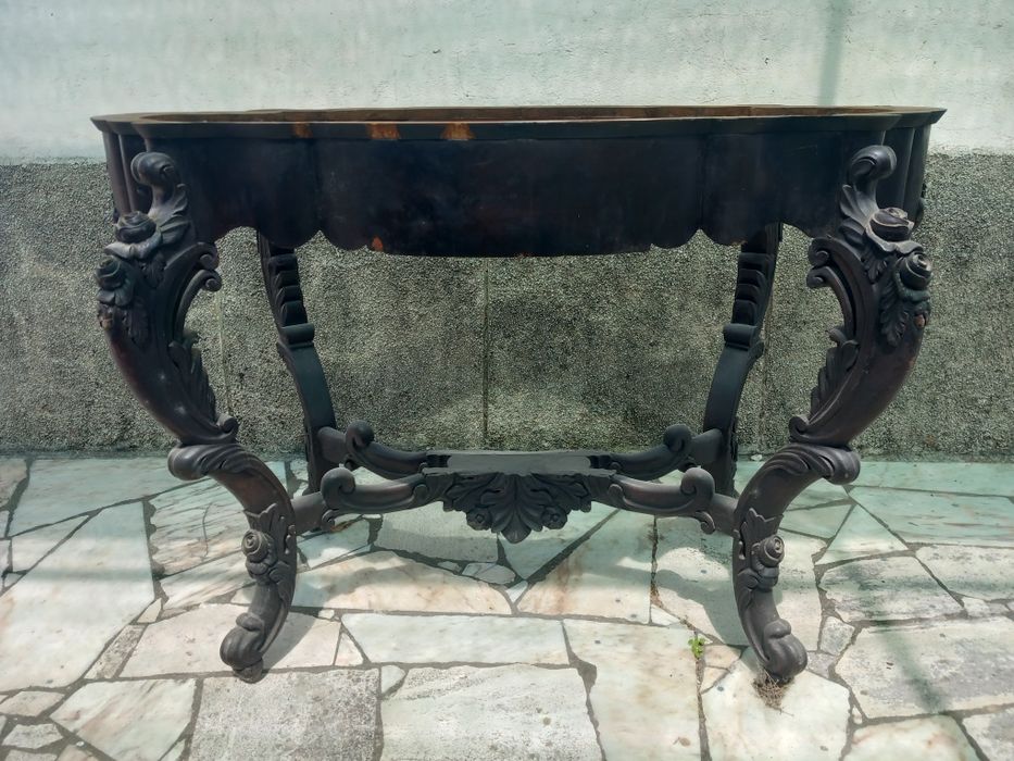 Mesa antiga com tampo de mármore