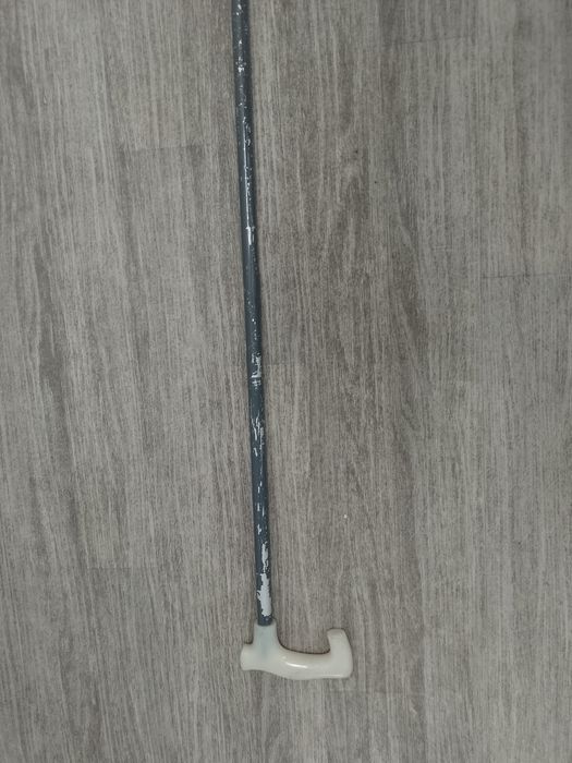 Sprzedam metalową laskę długość 88 cm.