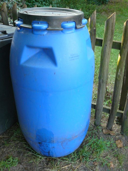 Beczka na wodę ogródek gruba 200 l bez uszkodzeń konewka