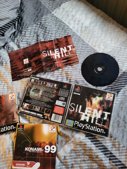 Vendo o clássico jogo de terror Silent Hill original para a PlayStation 1 (PS1), na sua cobiçada primeira edição europeia Black Label