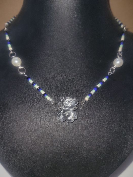 Handmade naszyjnik w srebrnym kolorze z misiem