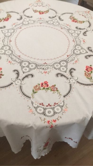 Linda toalha bordada redonda