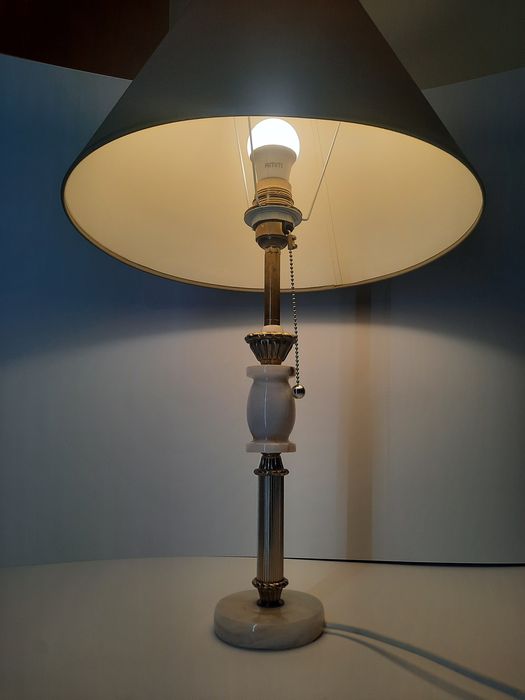 Lampa stojąca w stylu angielskim.