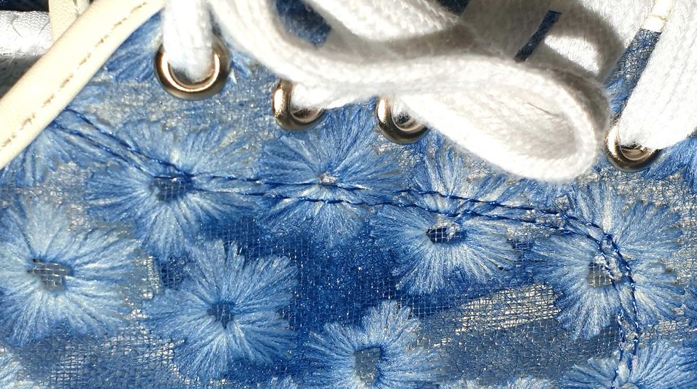 Trampki haftowane na tiulu.