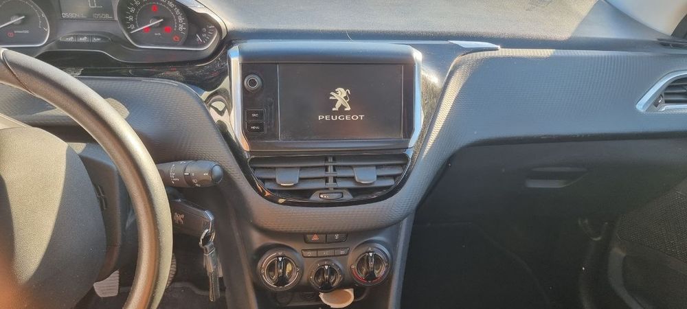 Carro Peugeot 208