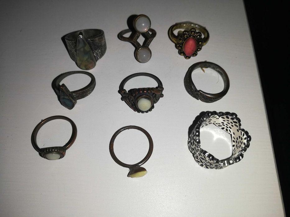Vendo brincos e anéis variados. Novos