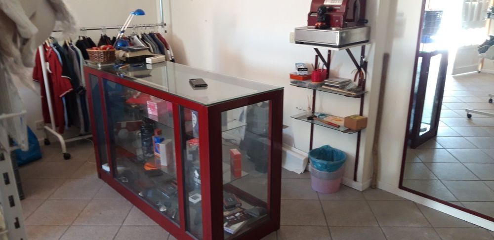 Cabides e montra de loja