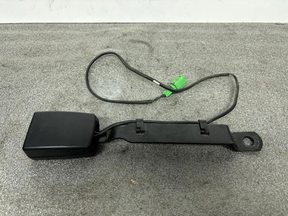 Encaixe de cinto frente esquerdo SKODA Fabia II Break (545, 5J)